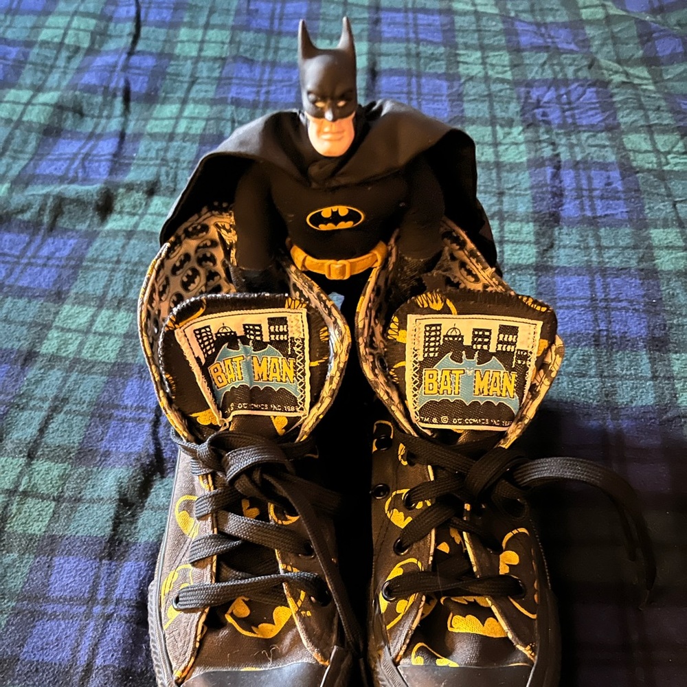 Collectors Batman ‘89 Converse + Toy